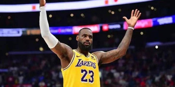 虎扑电竞登录入口-系列赛首组3-0出炉！湖人顶住反扑，老詹三分救主，父子共创历史